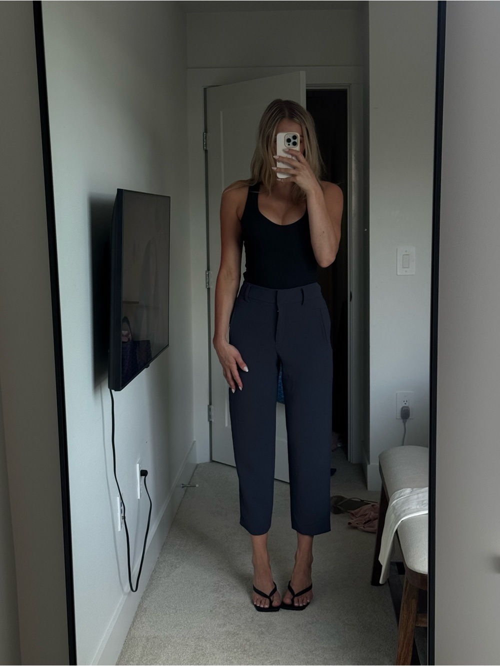 Wilfred Sleek Cropped Tailored Pants in Navy